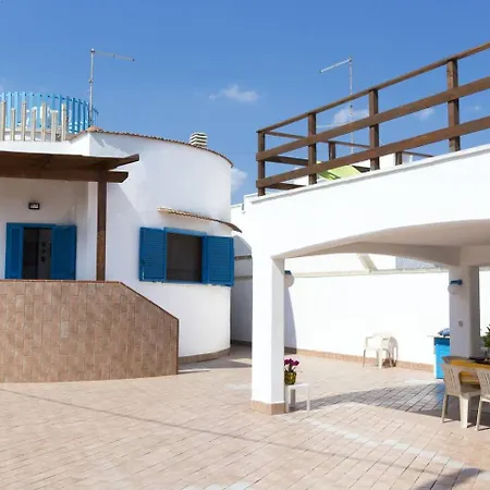 Villa Azzurra Con Piscina E Con Vista Mare Fronte Specchiarica Di San Pietro In Bevagna Torre Colimena